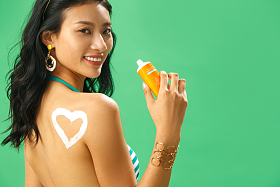 涂防晒霜的泳装美女图片