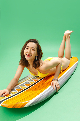 趴着冲浪板的比基尼美女照片