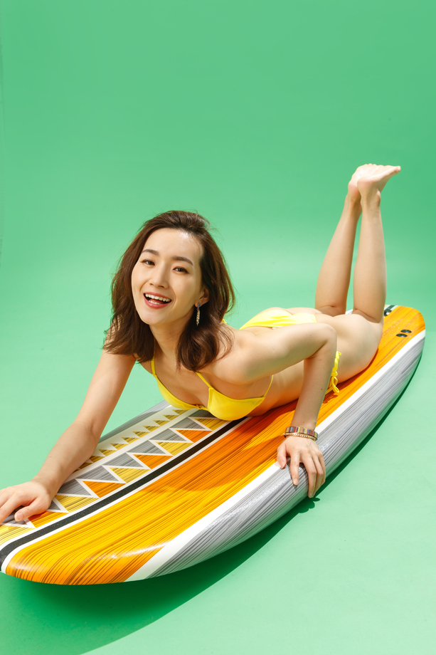 趴着冲浪板的比基尼美女照片