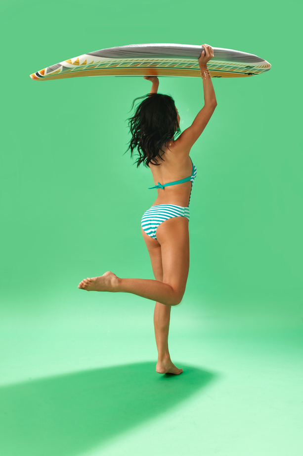 穿泳装的美女举着冲浪板的背影 穿泳装的美女举着冲浪板的背影