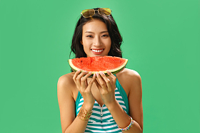 吃西瓜的泳装美女