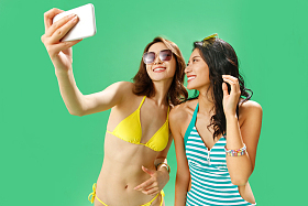 拿手机自拍的泳装闺蜜照片