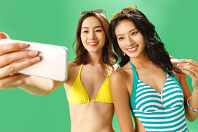 拿手机自拍的泳装闺蜜