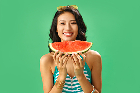 吃西瓜的泳装美女图片