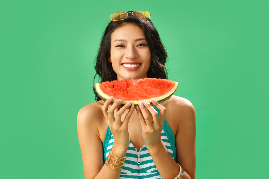吃西瓜的泳装美女图片 吃西瓜的泳装美女图片