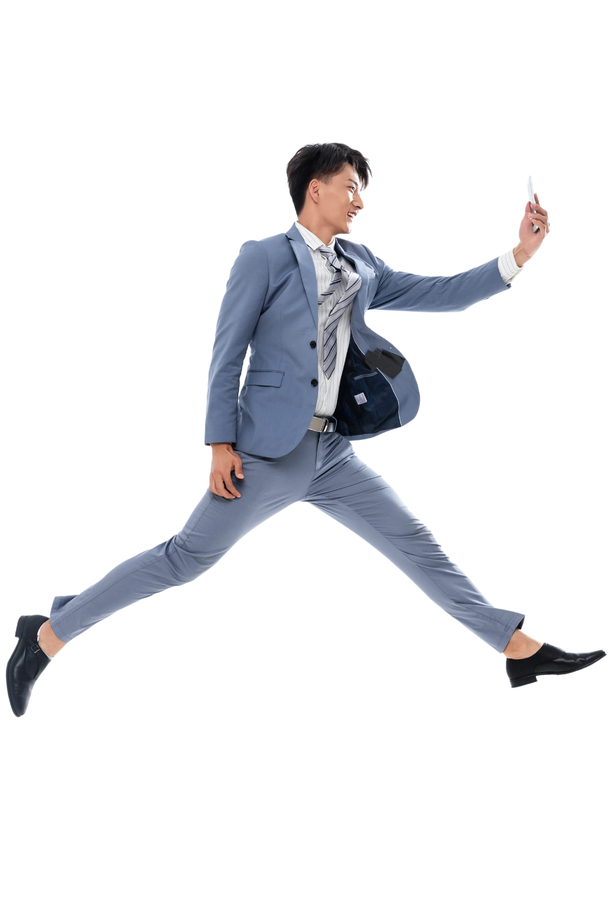 拿着手机奔跑跳跃的商务男士图片 拿着手机奔跑跳跃的商务男士图片