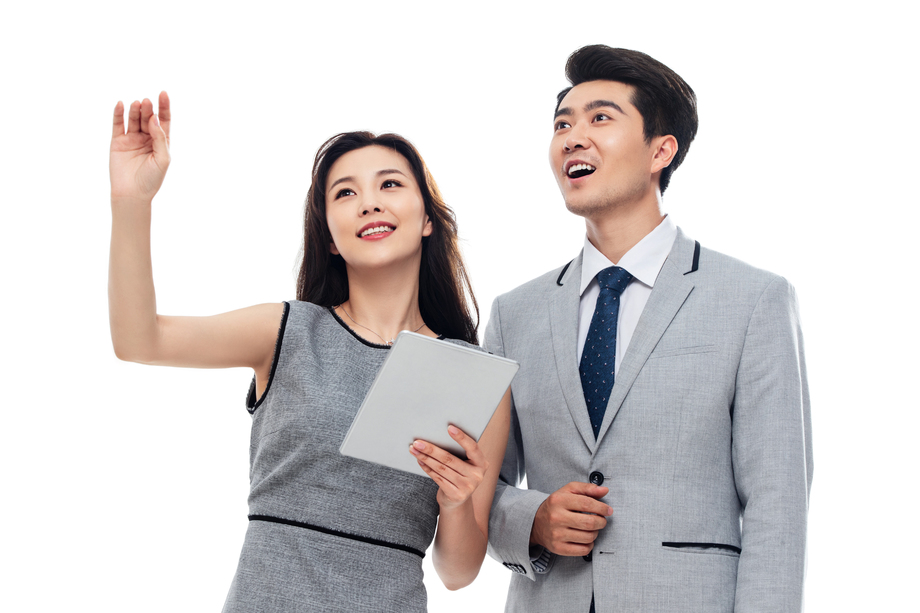 拿平板电脑的商务人士图片