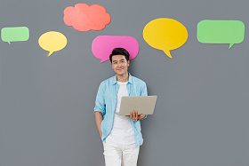 使用笔记本电脑的青年男士图片