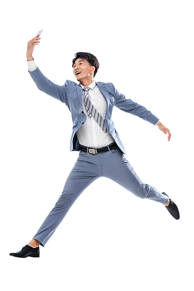 拿着手机奔跑跳跃的商务男士图片