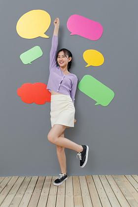 站在对话框前面的快乐女孩图片