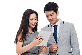 拿平板电脑的商务人士