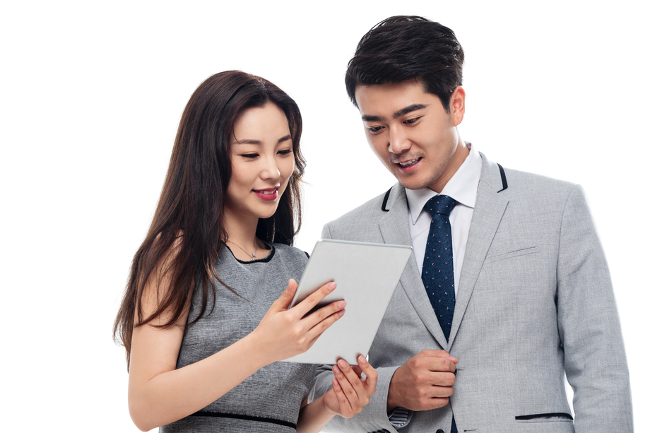 拿平板电脑的商务人士