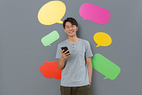 拿手机发短信的青年男士图片