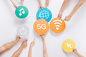 手拿网络符号照片