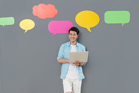 使用笔记本电脑的青年男士