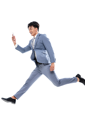 拿着手机奔跑跳跃的商务男士图片