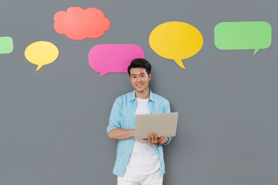 使用笔记本电脑的青年男士 使用笔记本电脑的青年男士