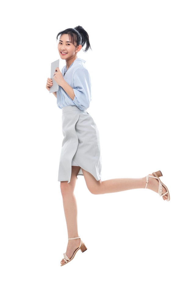 拿平板电脑跳跃的商务女士