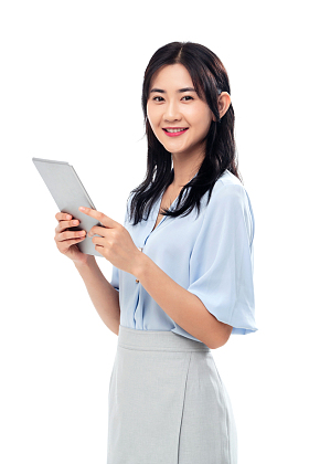 拿平板电脑的商务女士图片