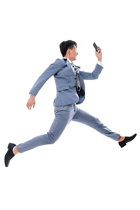 拿着手机奔跑跳跃的商务男士照片