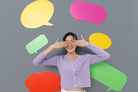 站在对话框前面的快乐女孩图片