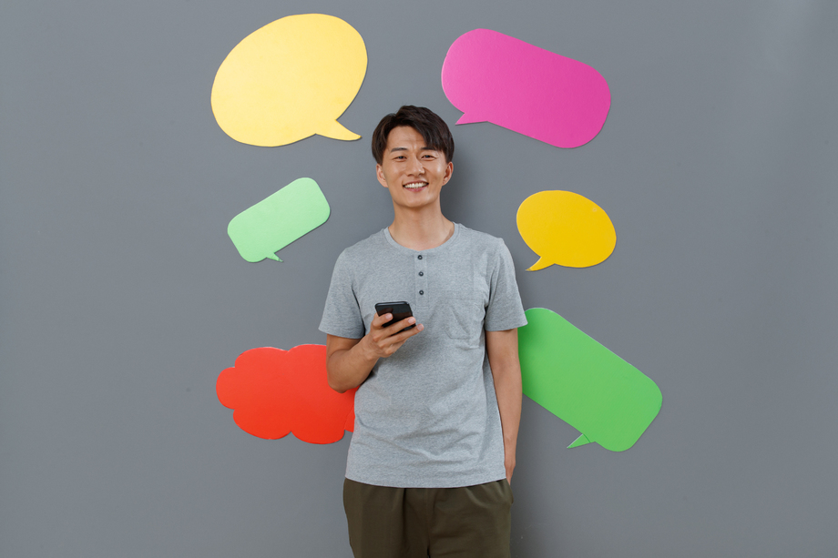 拿手机发短信的青年男士图片