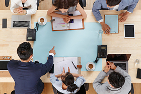 俯瞰办公室里开会的商务团队图片