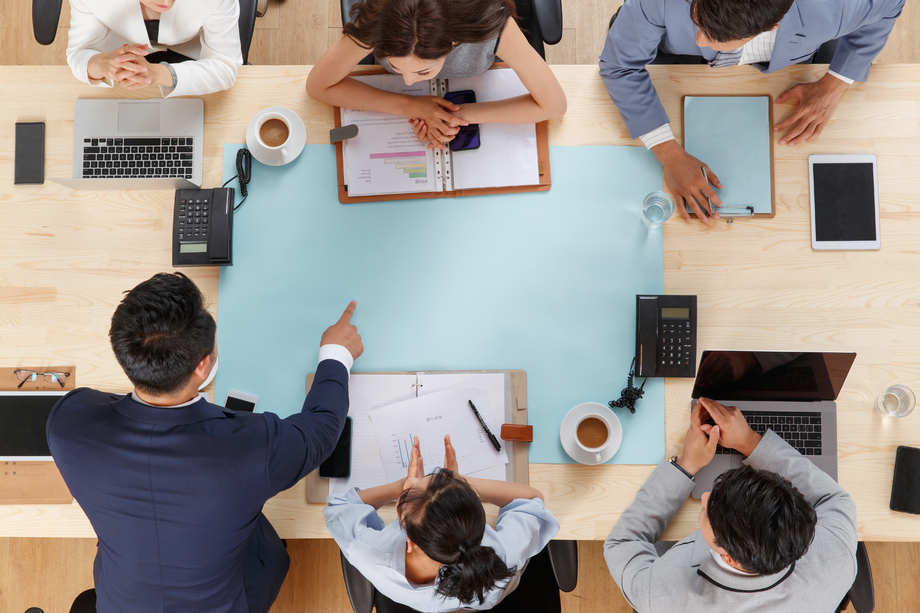 俯瞰办公室里开会的商务团队图片 俯瞰办公室里开会的商务团队图片
