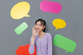 站在对话框前面的快乐女孩图片