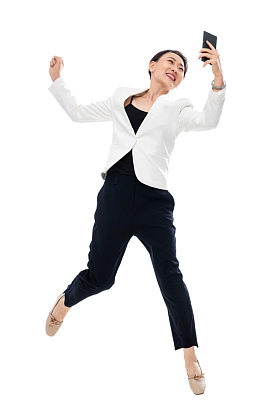 拿着手机兴奋的商务女士图片