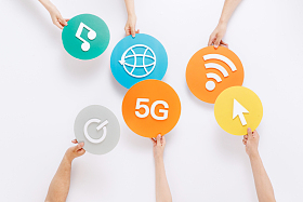 手拿网络符号照片