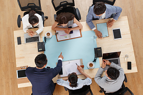 俯瞰办公室里开会的商务团队图片