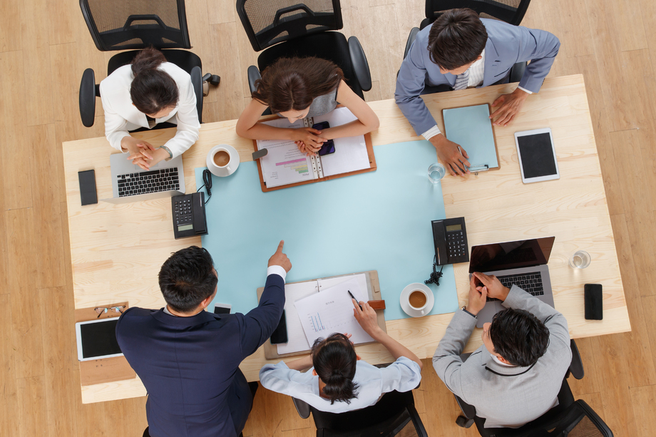 俯瞰办公室里开会的商务团队图片 俯瞰办公室里开会的商务团队图片