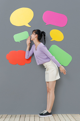 站在对话框前面的快乐女孩图片