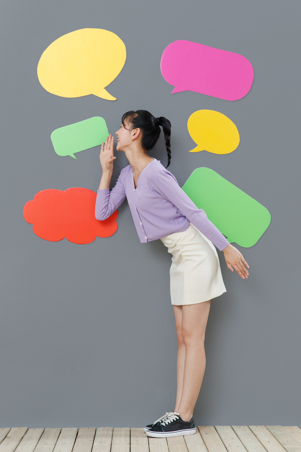 站在对话框前面的快乐女孩图片 站在对话框前面的快乐女孩图片