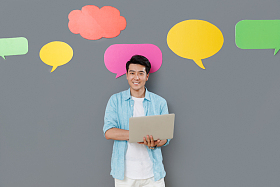 使用笔记本电脑的青年男士照片