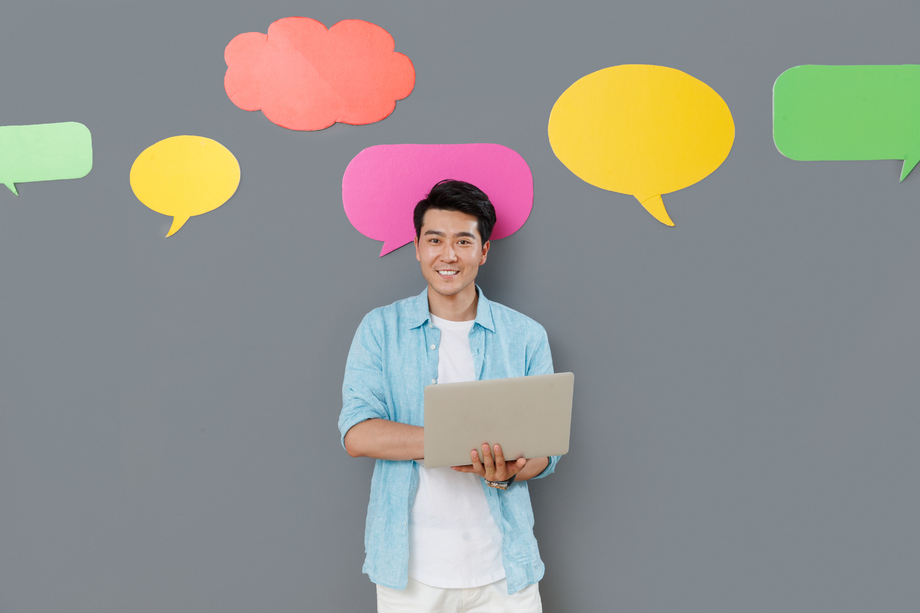 使用笔记本电脑的青年男士照片 使用笔记本电脑的青年男士照片