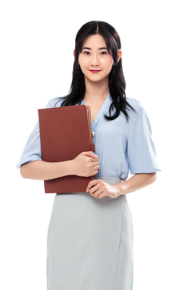 拿着文件的商务女士