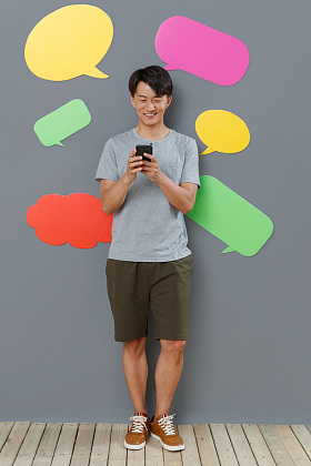 拿手机发短信的青年男士图片