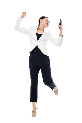 拿着手机兴奋的商务女士照片