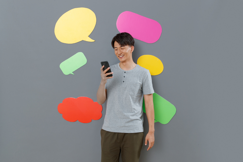 拿手机发短信的青年男士图片 拿手机发短信的青年男士图片