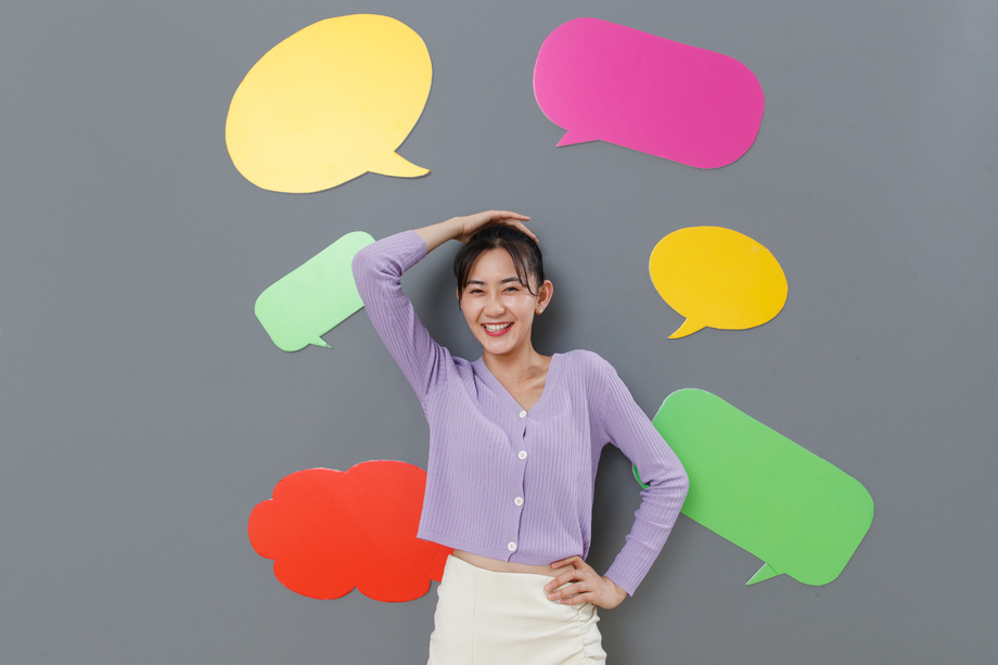 站在对话框前面的快乐女孩 站在对话框前面的快乐女孩