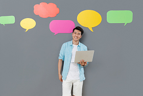 使用笔记本电脑的青年男士图片