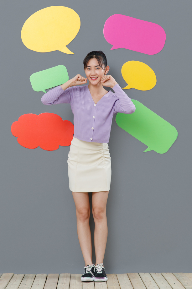站在对话框前面的快乐女孩图片