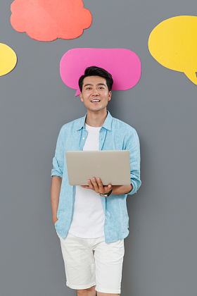 使用笔记本电脑的青年男士图片