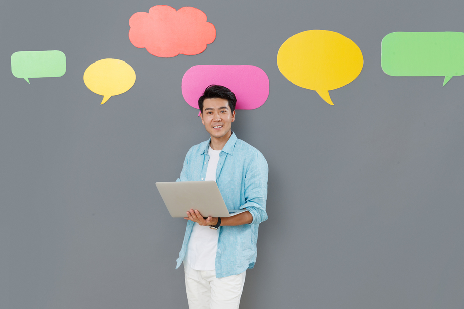 使用笔记本电脑的青年男士 使用笔记本电脑的青年男士