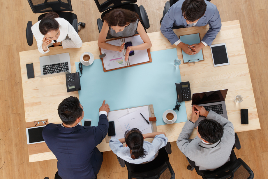 俯瞰办公室里开会的商务团队 俯瞰办公室里开会的商务团队