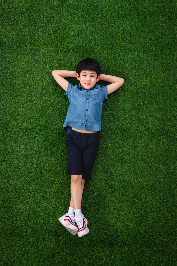 可爱的小男孩躺在草地上 可爱的小男孩躺在草地上