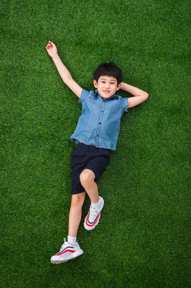 可爱的小男孩躺在草地上 可爱的小男孩躺在草地上