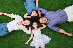 幸福的一家四口躺在草地上图片